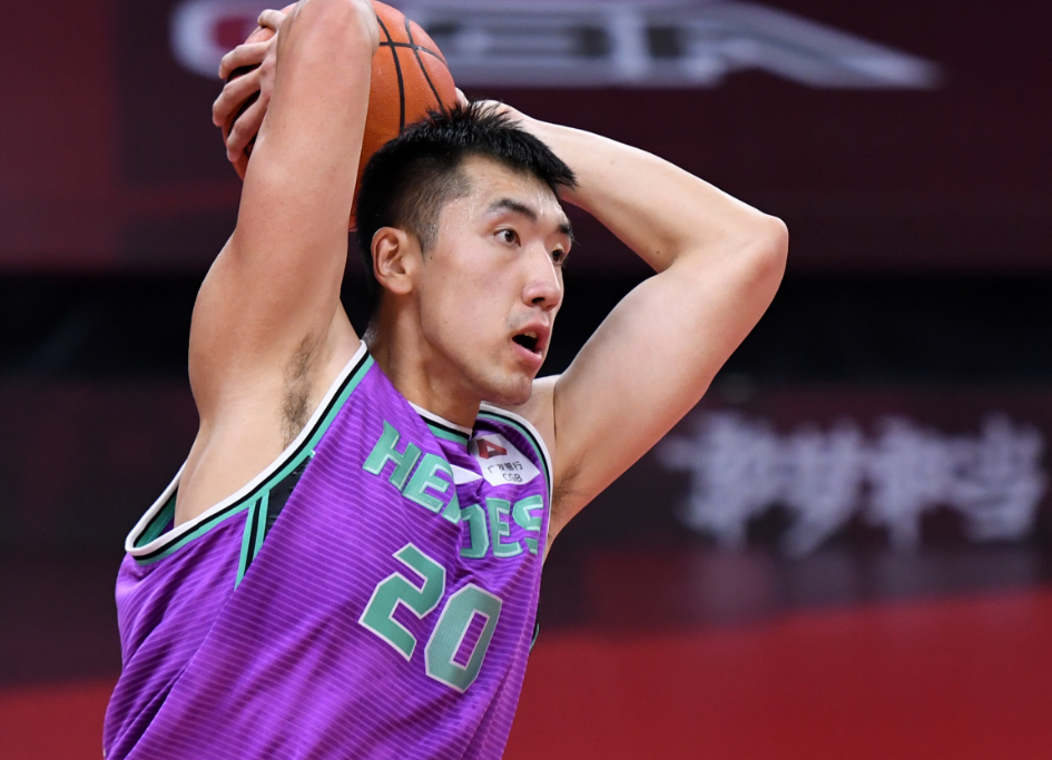 裁判员在比赛中执行规则时的技术用语和动作